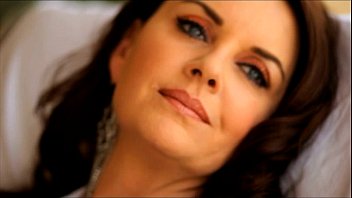 Dupa un pahar de vin se fut langa piscina