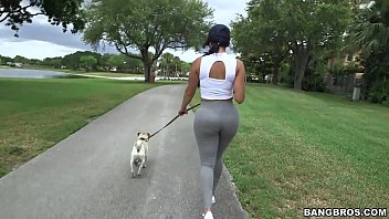 Ea plimba catelul si face sex tare in fund