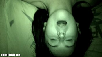 O tanara filmata noaptea cand suge pula si face sex in pizda