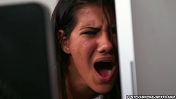 Adolescente ce se folosesc pentru banii isi vand corpul