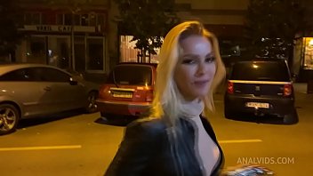 Traseista blonda face sex noaptea din picioare