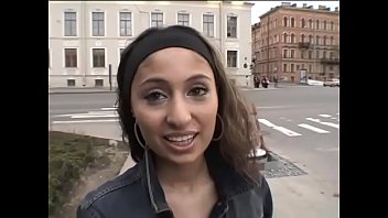 Un tanar isi fute in cur vecina mult mai in varsta decat el dar buna rau porno tiganca panarama