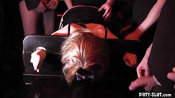 Porno cu trei hoti ce stau la rand sa futa o blonda