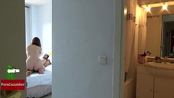 Isi prinde sora cand face sex cu sotul ei