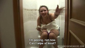 Porno negre in piscina hd o prinde la wc in pizda goala