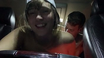 Fututa tare noaptea in masina de amantul ei adorabil