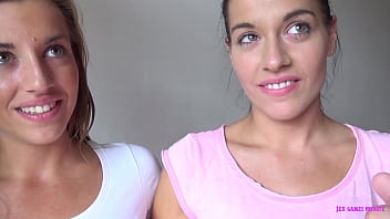 Doua surori bucuroase ca sunt futute