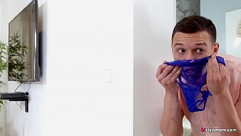 Ii miroase chiloti si o fute cu multa pasiune pe iubita lui curva