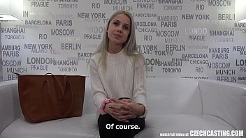 Pe mama o mananca pizda si se duce la casting sa se futa