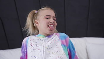 Pitica porno este foarte fericita cand ia muie si face sex cu mai multi barbati