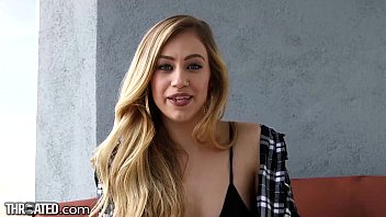 Tanara frumoasa in camase si bichini face sex beata cu un vanzator