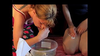 Vomita cand face deepthroat dar baiatului ii place