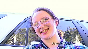 O tocilara ochelarista e ghid la excursi si face sex cu un client de al ei