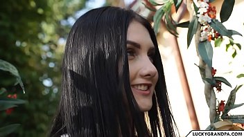 Mos care ii place sa dea limbii in pizda la o pustoaica